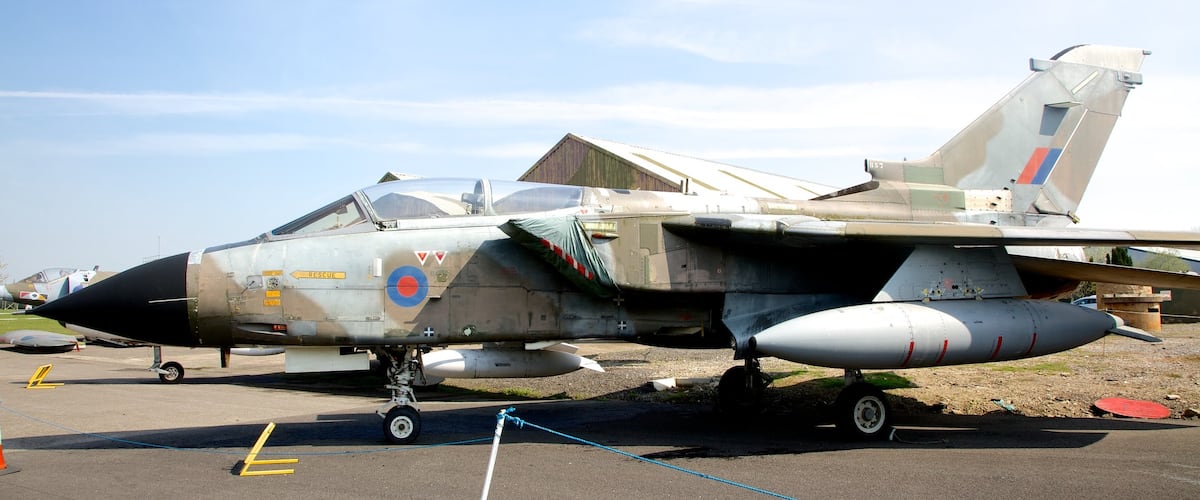 Yorkshire Air Museum que incluye artículos militares y avión