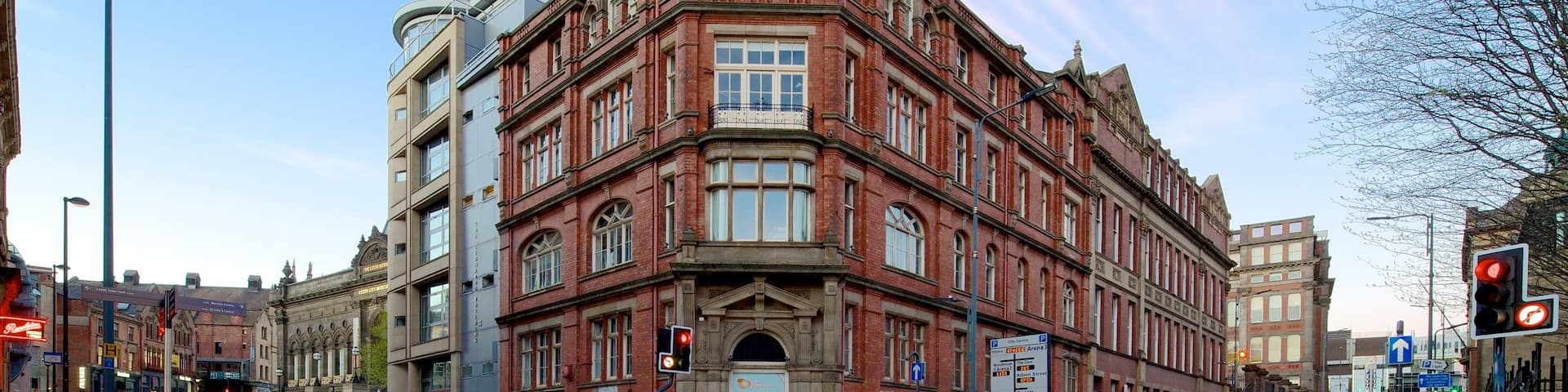 Leeds montrant scĂšnes de rue et patrimoine architectural