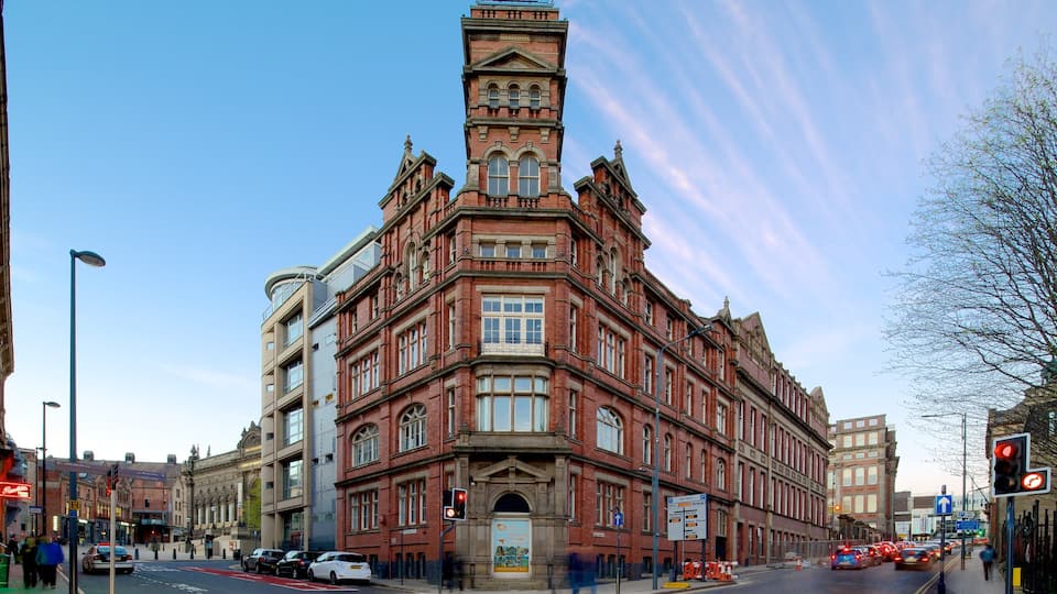 Leeds che include architettura d\'epoca e strade