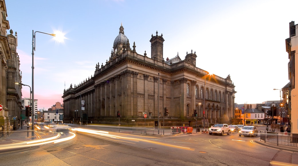 Hôtel de ville de Leeds mettant en vedette architecture patrimoniale et scènes de rue