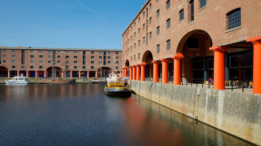 Albert Dock som viser historiske bygningsværker og en bugt eller havn