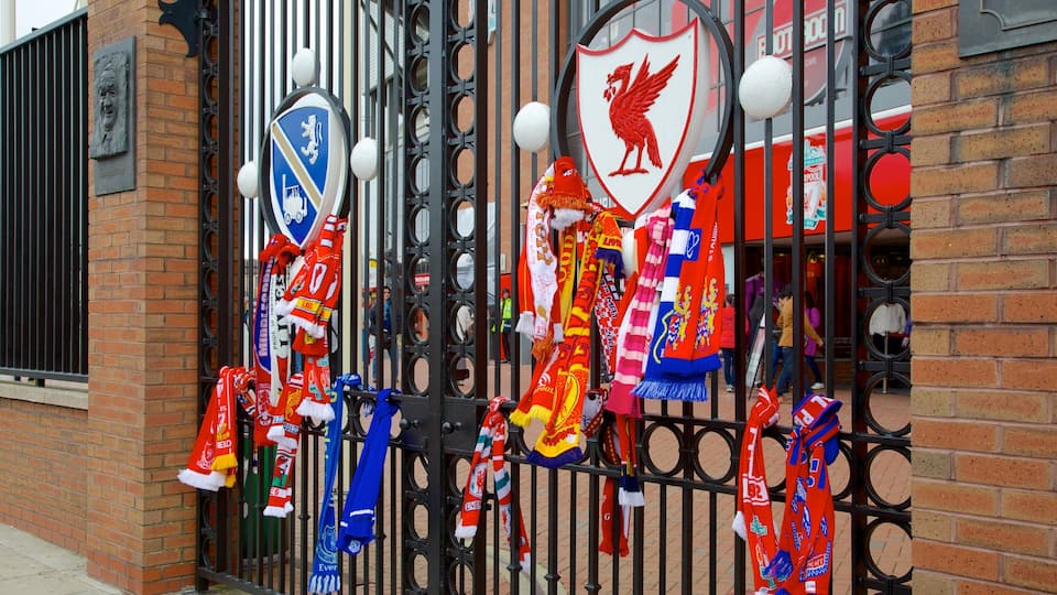 Sân vận động Anfield Road trong đó bao gồm biển hiệu