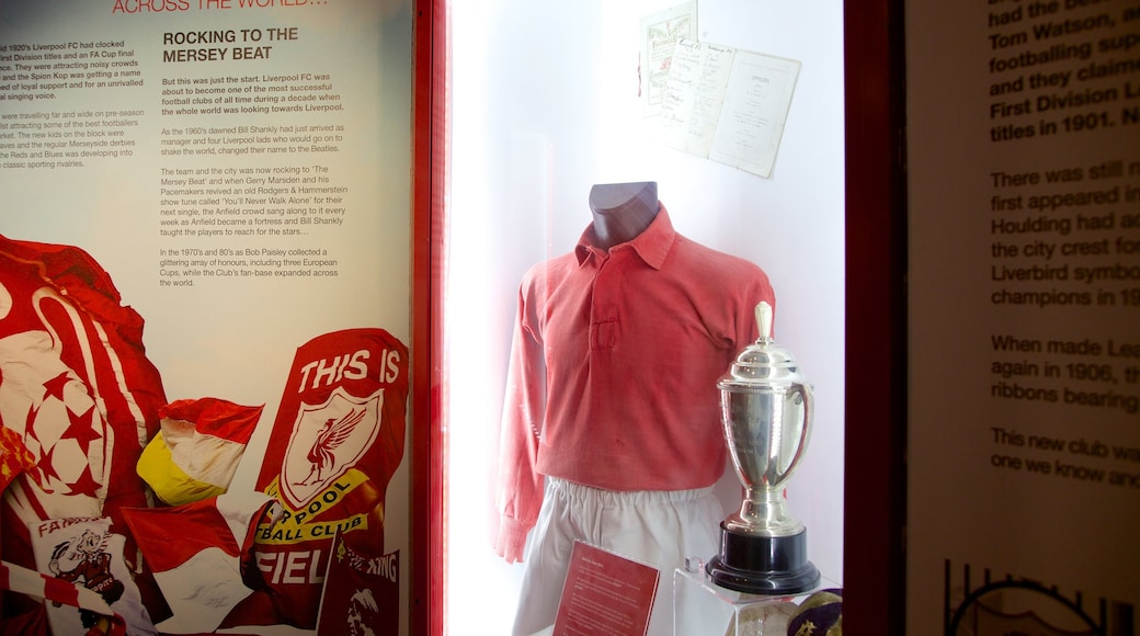 Anfield Road Stadium ofreciendo vistas de interior