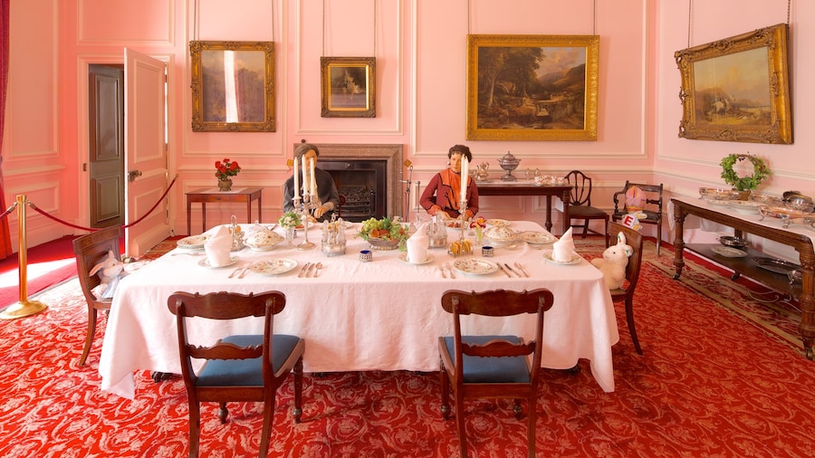 Croxteth Hall and Country Park que incluye vistas interiores y elementos del patrimonio