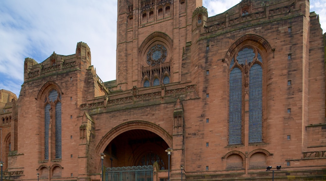 Liverpool Anglican Cathedral ofreciendo elementos religiosos, patrimonio de arquitectura y una iglesia o catedral