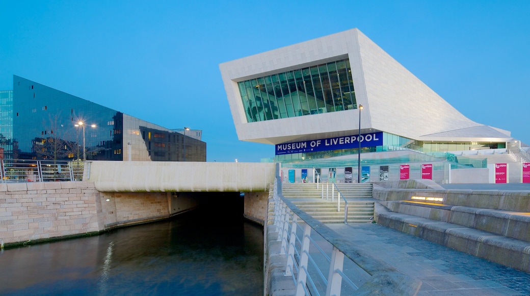 Museum of Liverpool og byder på en flod eller et vandløb og moderne arkitektur