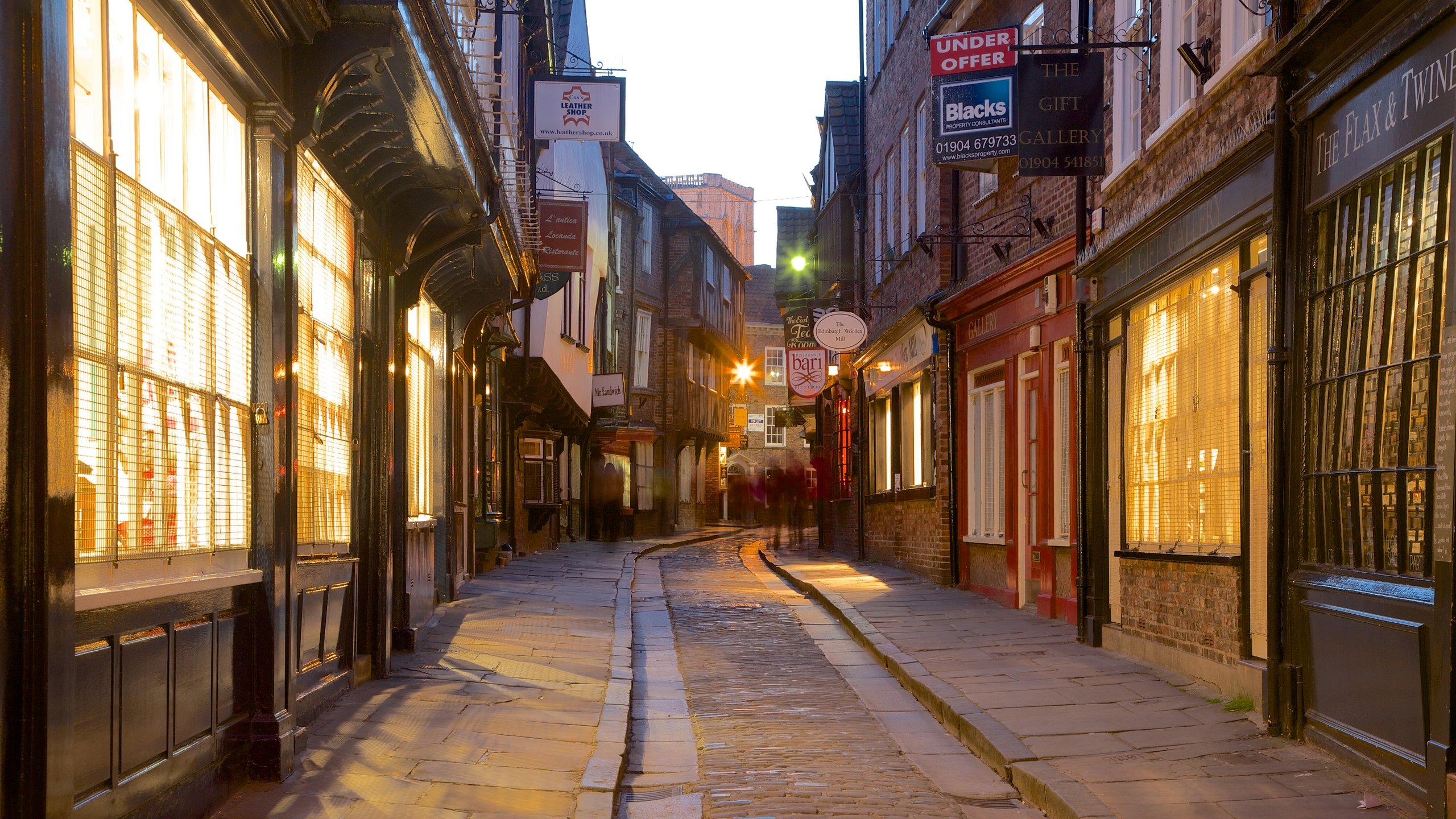 Shambles que incluye escenas cotidianas y arquitectura patrimonial