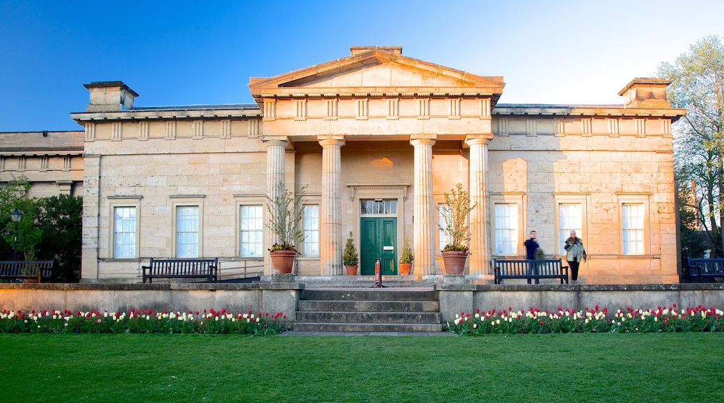 Yorkshire Museum que incluye patrimonio de arquitectura y un jardín