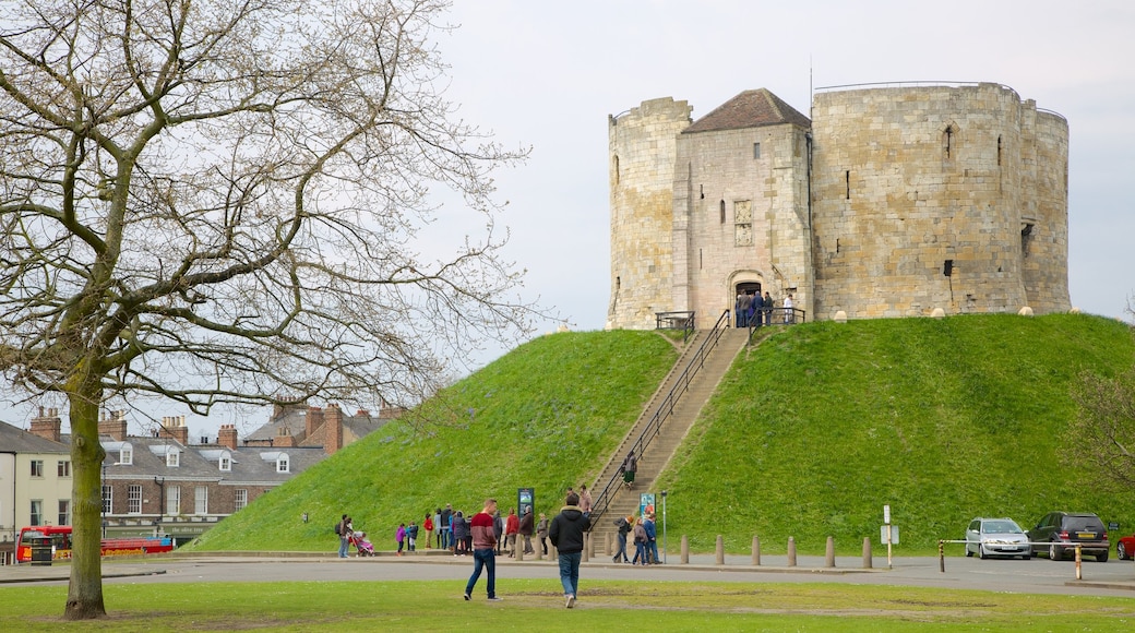 Clifford\'s Tower mostrando architettura d\'epoca