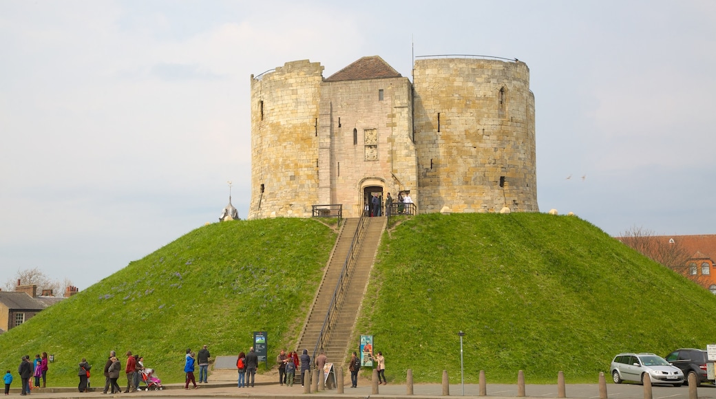 Clifford\'s Tower che include architettura d\'epoca