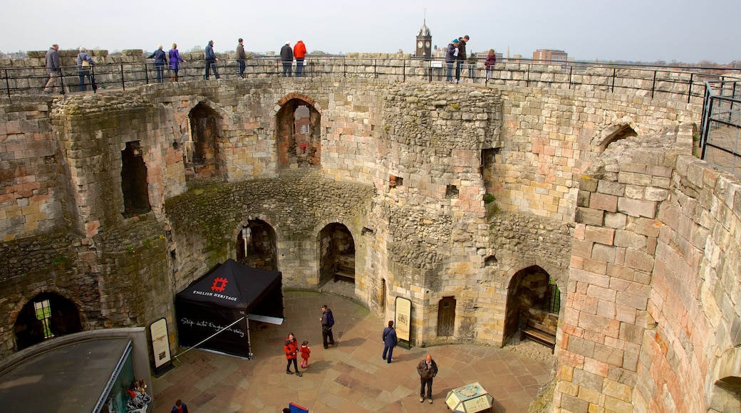 Clifford\'s Tower caratteristiche di rovine di un edificio e architettura d\'epoca