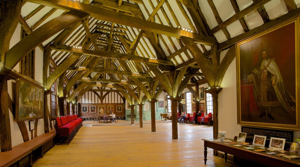 Merchant Adventurers\' Hall mostrando arte y vistas interiores