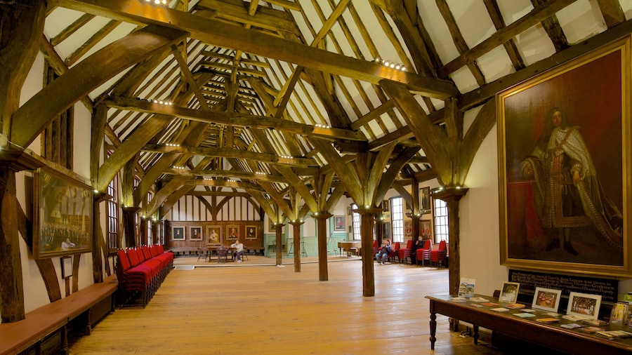 Merchant Adventurers\' Hall montrant vues intérieures et art