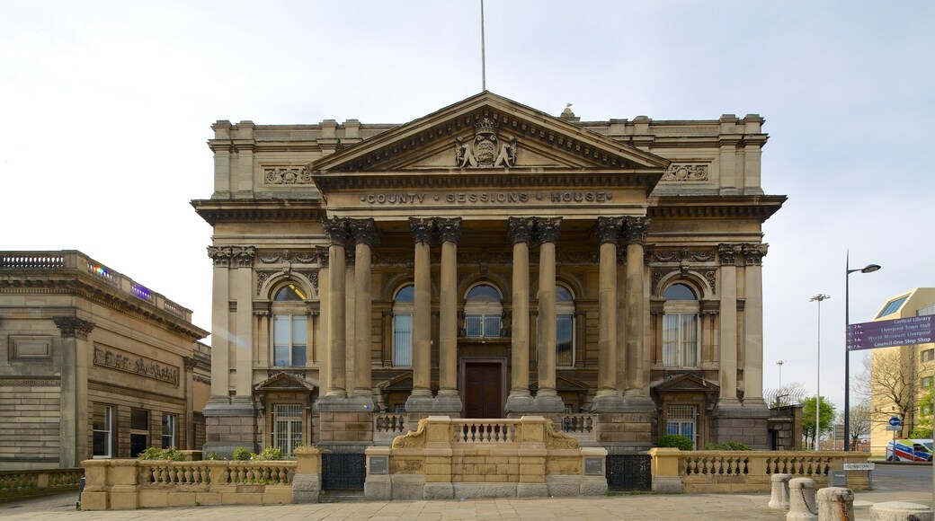 Liverpool inclusief straten, historische architectuur en een overheidsgebouw