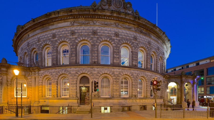 Corn Exchange có tính năng cảnh đêm và kiến trúc di sản