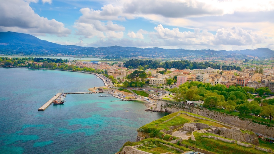 Ciudad de Corfú ofreciendo una ciudad costera y una bahía o puerto