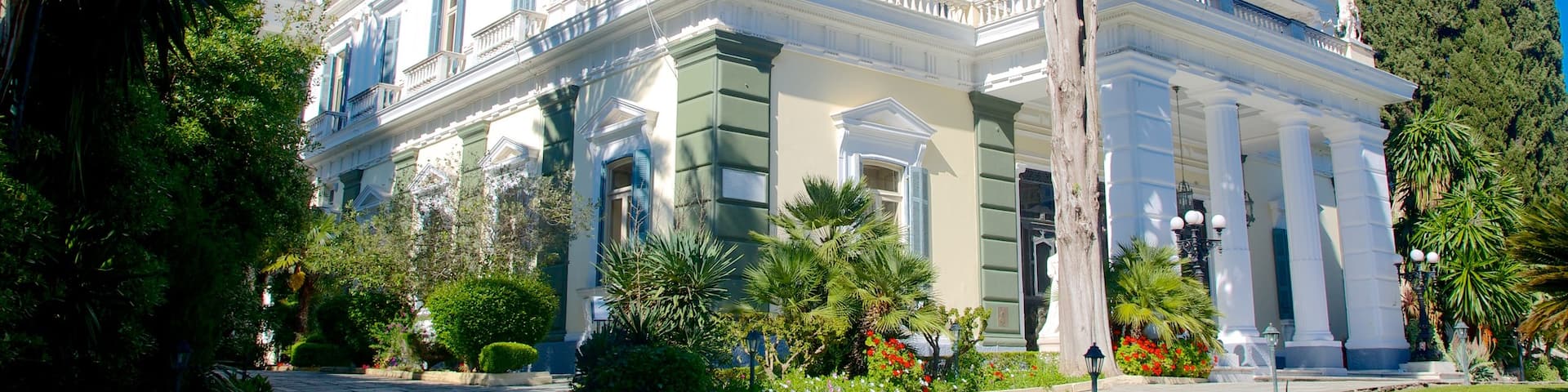 Achilleion mettant en vedette château ou palais