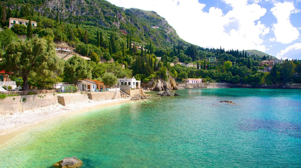 Paleokastritsa strand presenterar kustutsikter