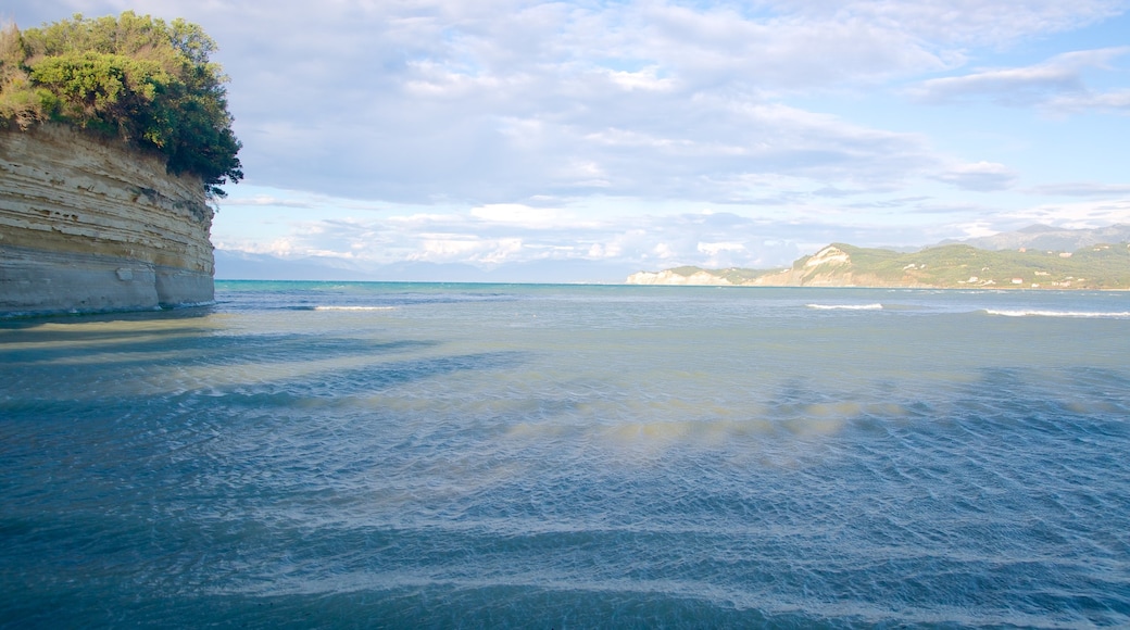 Canal d\'Amour mostrando costa rocosa, una bahía o puerto y vistas de paisajes