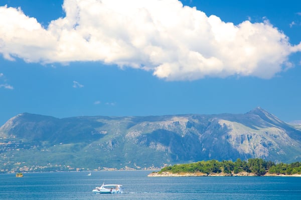 Pantokrator mit einem allgemeine KĂŒstenansicht, Bootfahren und Landschaften