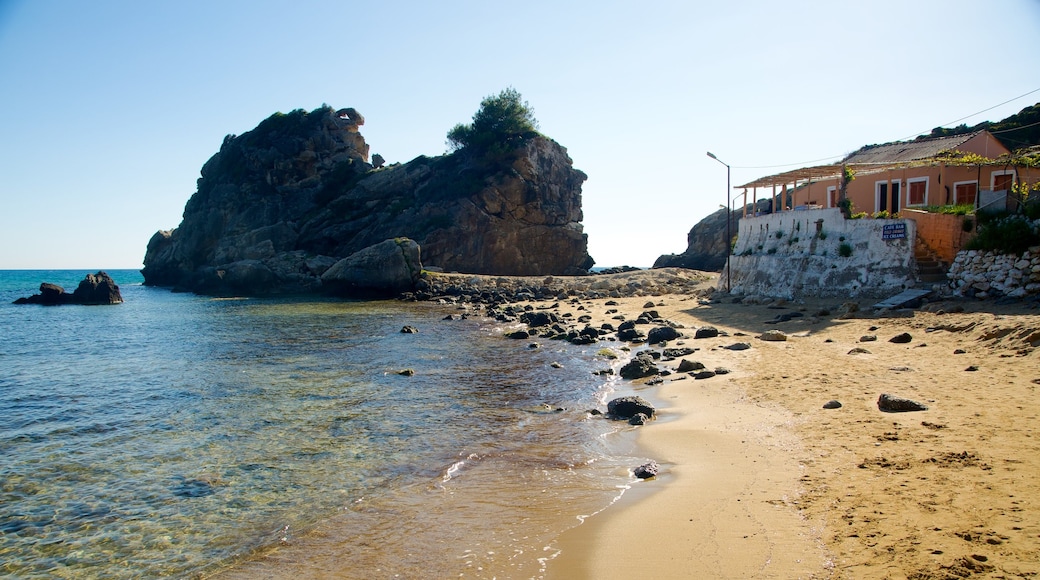 Playa de Pelekas ofreciendo una ciudad costera, vistas de paisajes y una playa