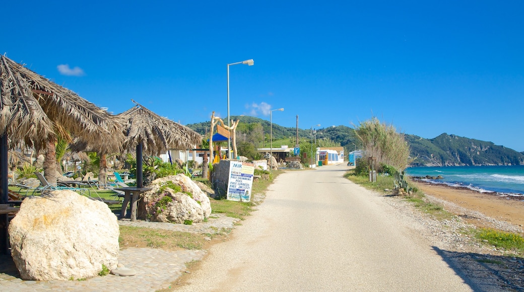 Praia de Arillas mostrando uma cidade litorânea e paisagem