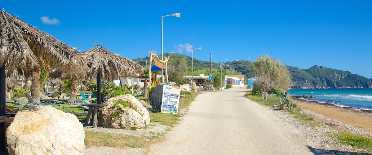 Playa Arillas que incluye una ciudad costera y vistas de paisajes