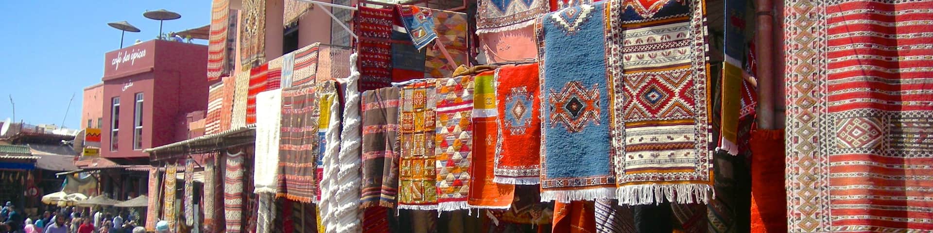 Jamaa El Fna montrant marchés aussi bien que couple