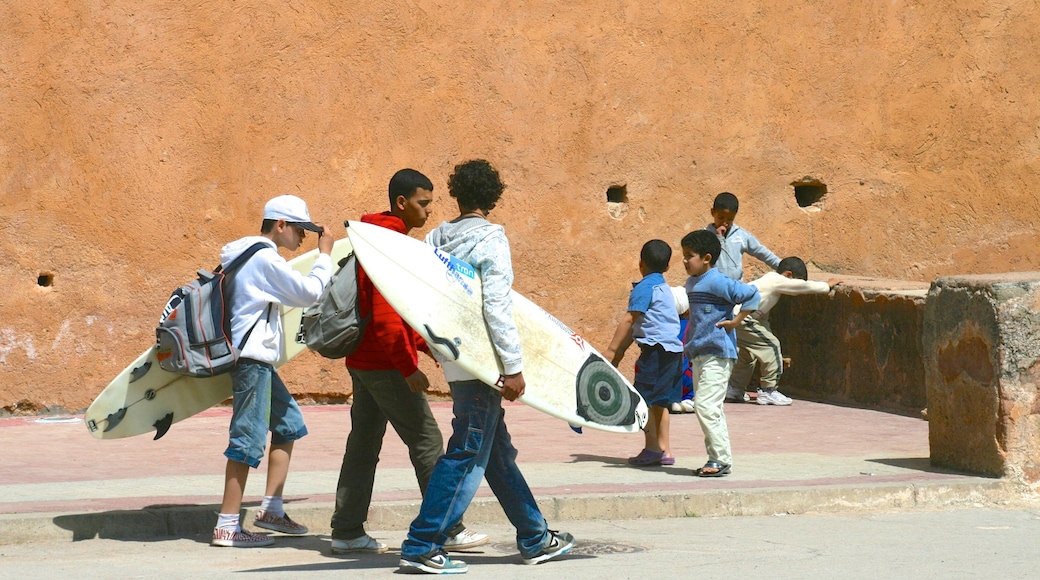 Rabat aussi bien que petit groupe de personnes