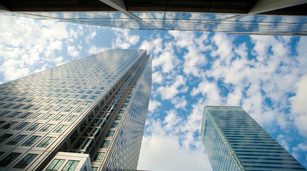 Canary Wharf mostrando arquitetura moderna, uma cidade e um arranha-céu