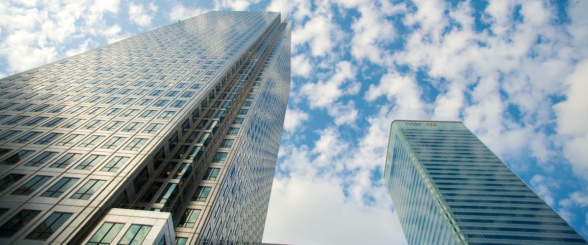 Canary Wharf ofreciendo un rascacielos, arquitectura moderna y una ciudad