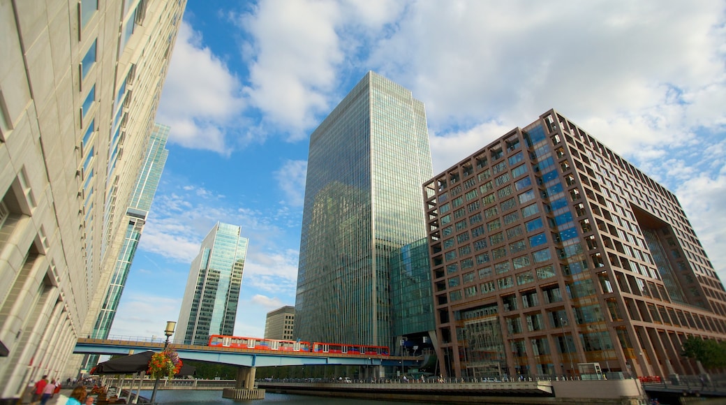 Canary Wharf which includes modern architecture and a city