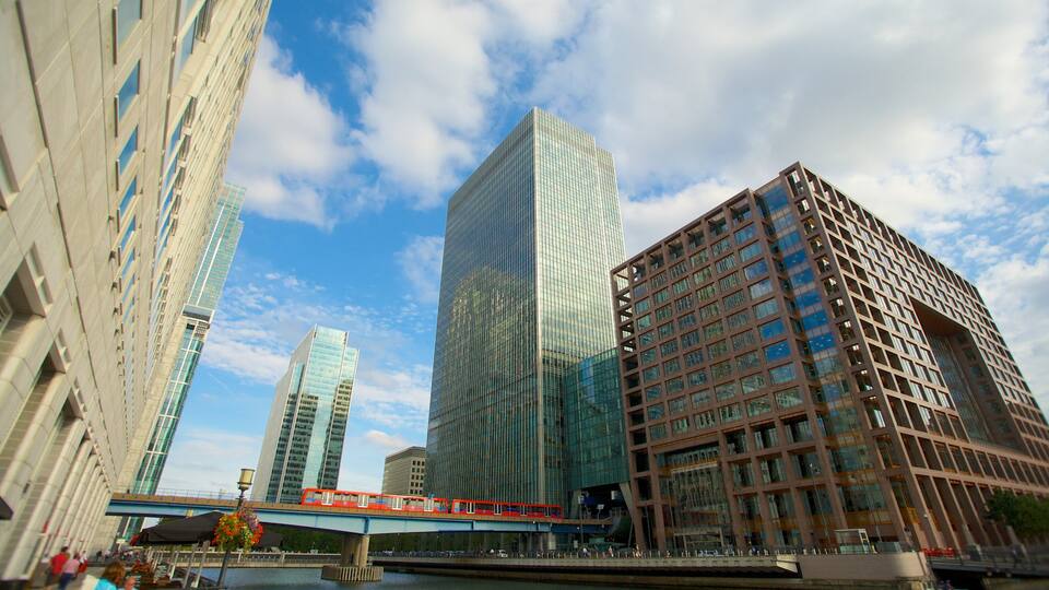 Canary Wharf showing a city and modern architecture
