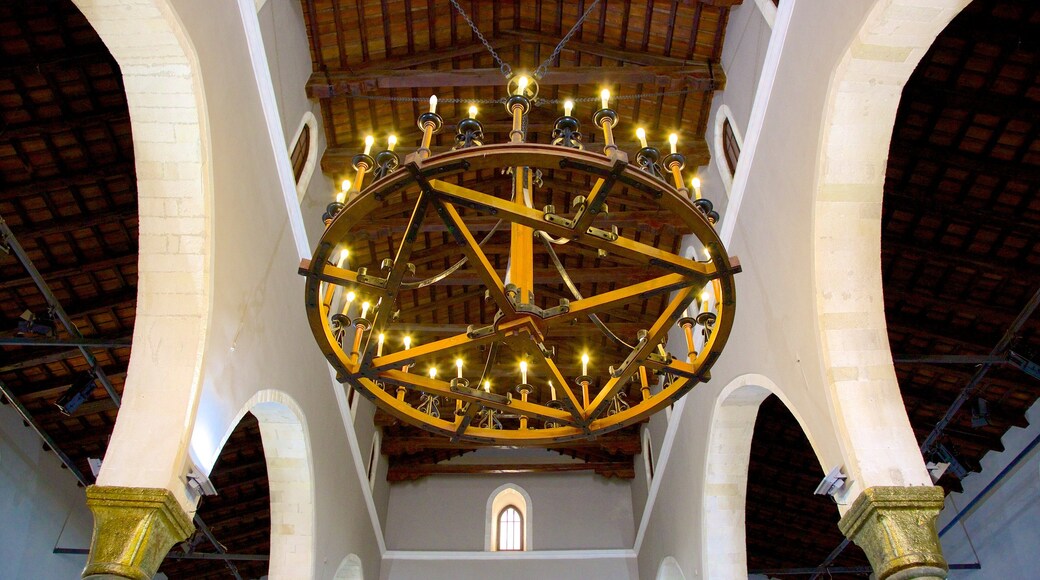 Basílica de San Marcos mostrando arquitectura patrimonial, una iglesia o catedral y vistas de interior