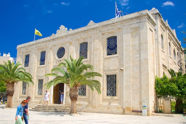 Kirche Agios Titos welches beinhaltet Straßenszenen, religiöse Elemente und Kirche oder Kathedrale