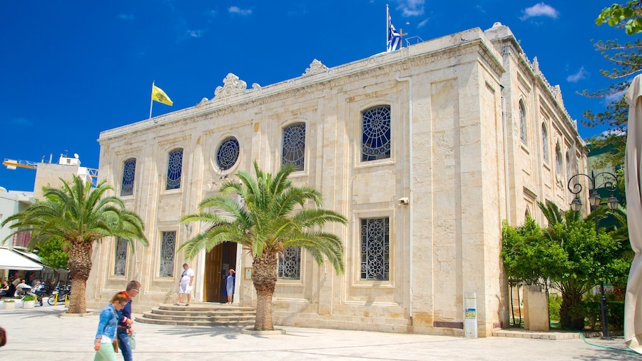 Catedral de Agios Titos mostrando uma igreja ou catedral, elementos religiosos e uma praça ou plaza