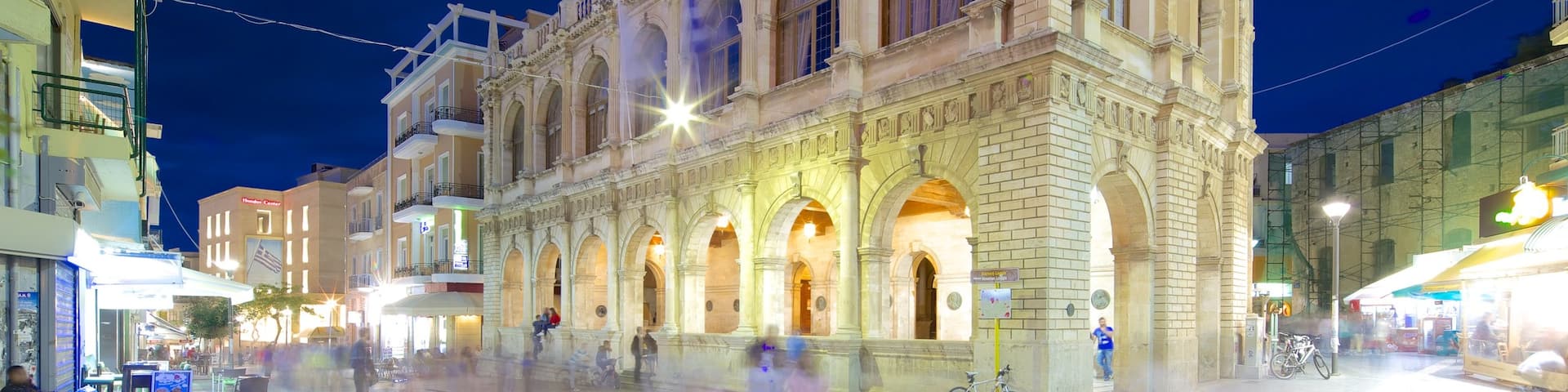 Venezianische Loggia mit einem Straßenszenen, historische Architektur und bei Nacht