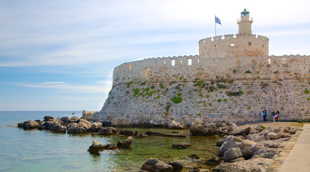 Rhodes montrant cĂŽte rocheuse, patrimoine architectural et chĂąteau