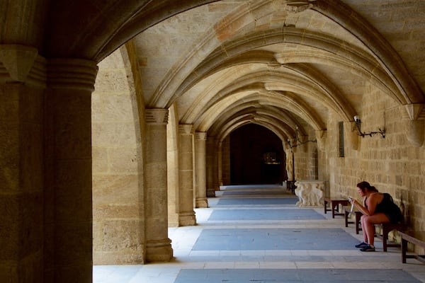Palais des Grands MaĂźtres des Chevaliers de Rhodes qui includes patrimoine architectural