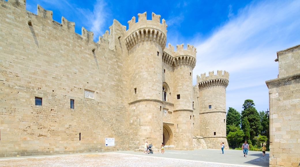 Palais des Grands Maîtres des Chevaliers de Rhodes mettant en vedette château ou palais et patrimoine architectural