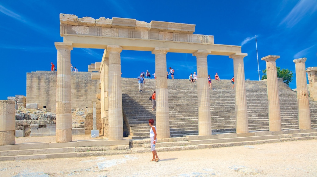 Acrópolis de Lindos que incluye ruinas de edificios y arquitectura patrimonial