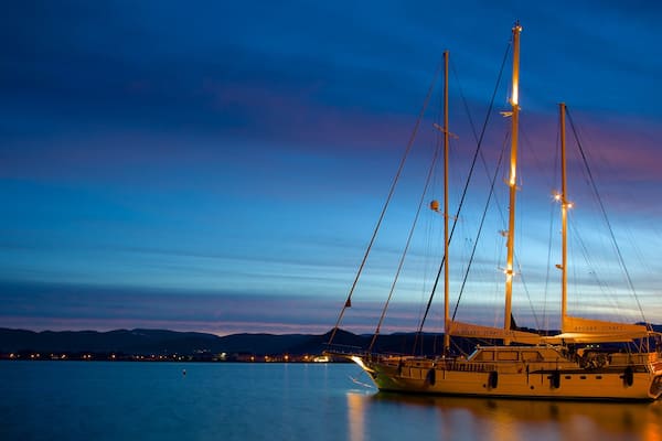 Nafplio og byder på natteliv og en bugt eller havn
