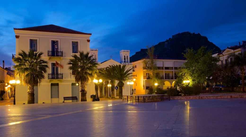 Nafplio mostrando un parque o plaza y escenas nocturnas