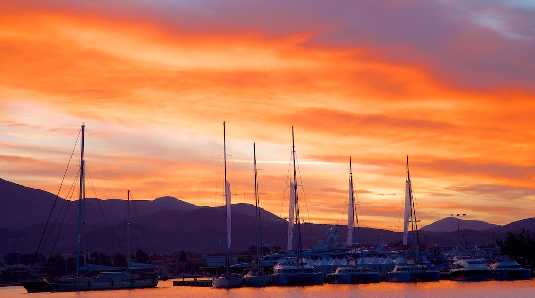 Nafplio som visar en solnedgång och en hamn eller havsbukt