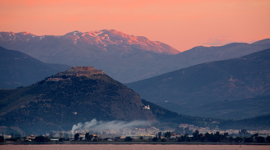 Nafplio presenterar berg och en solnedgång