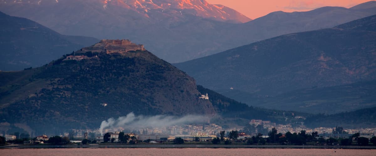 Nafplio que incluye una puesta de sol y montañas