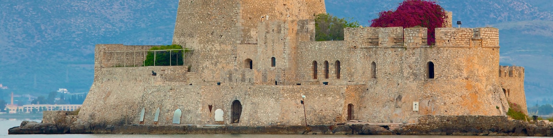 Château Bourdzi montrant château ou palais et patrimoine architectural
