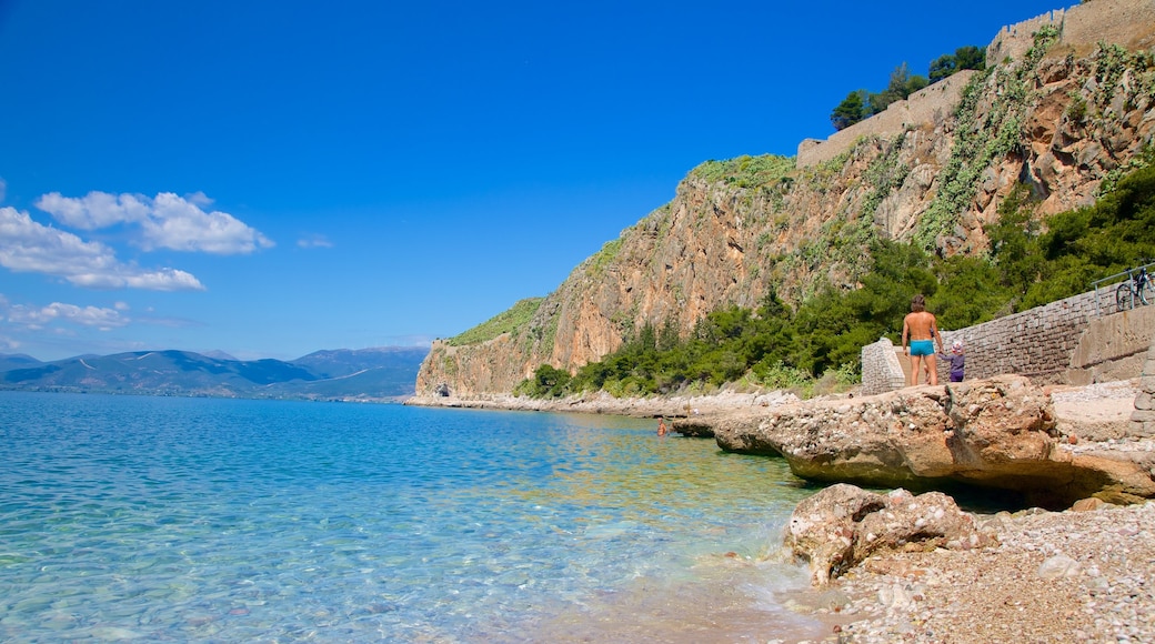 Nafplio som omfatter barsk kystlinje og en stenstrand