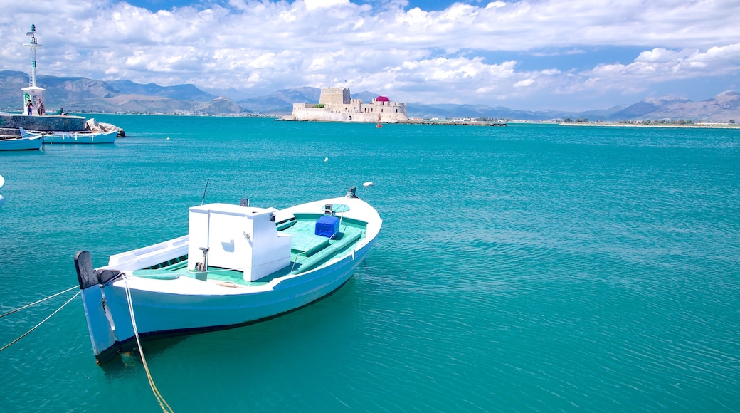 Nafplio ofreciendo una bahía o puerto