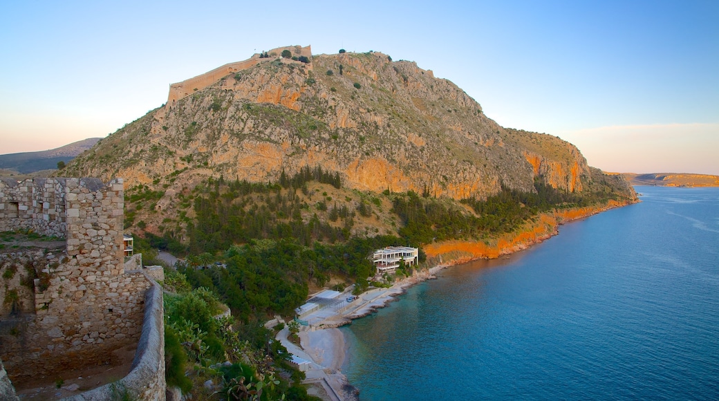 Praia de Arvanitia caracterizando paisagens litorâneas e um pôr do sol